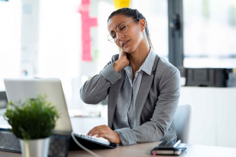 El dolor de cuello tiene muchas causas, pero sólo un remedio natural